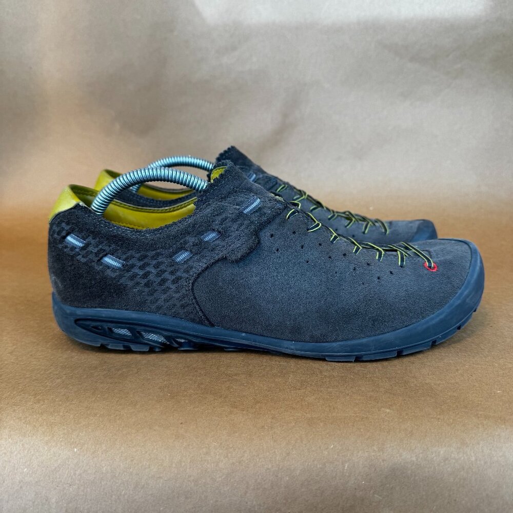 Men's Athletic Shoes in Black and Yellow